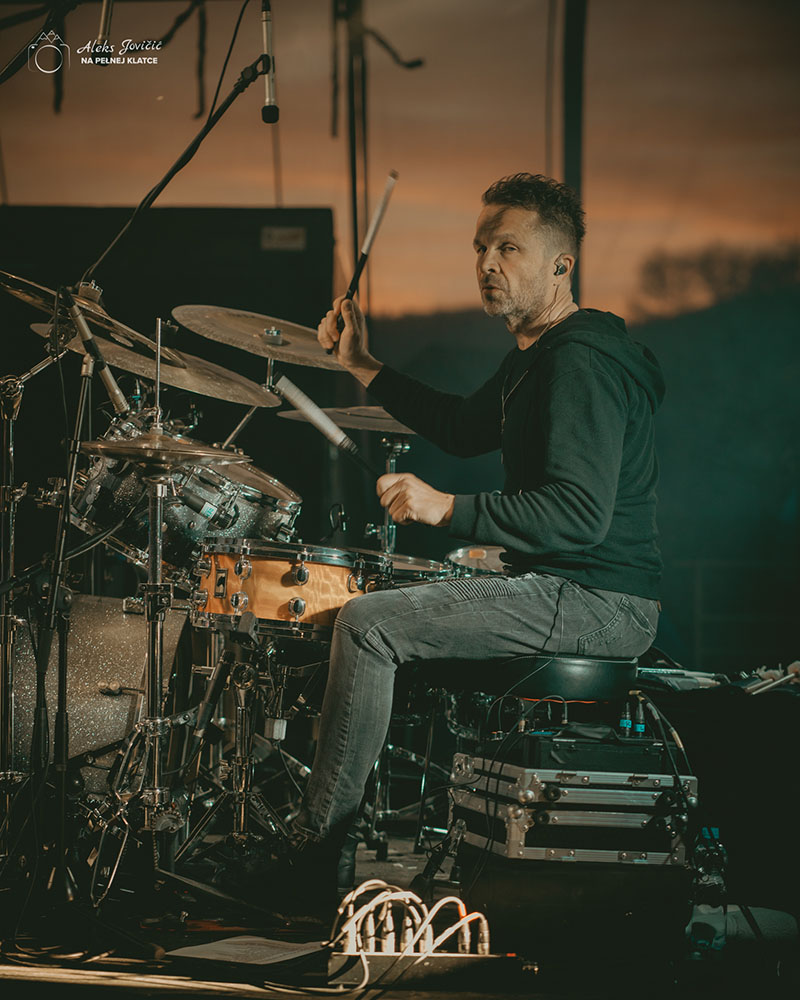 fotografia koncertowa - perkusista cezary konrad