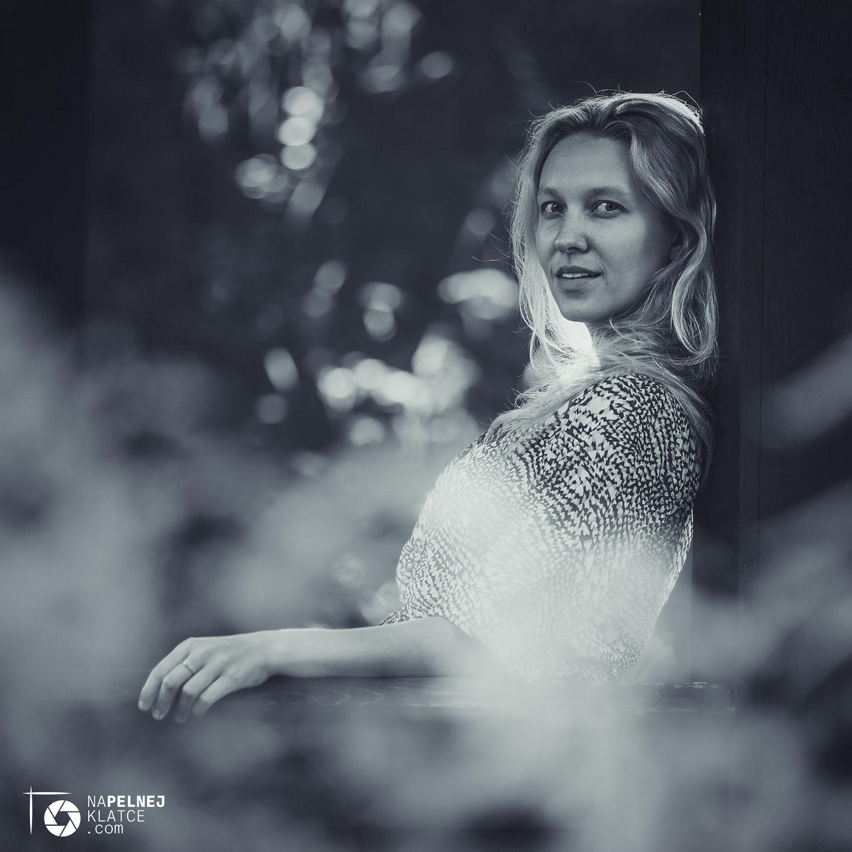 Portret w parku czarno-biały