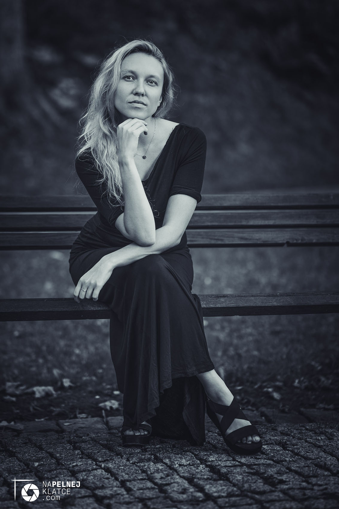 monochromatyczny portret w parku