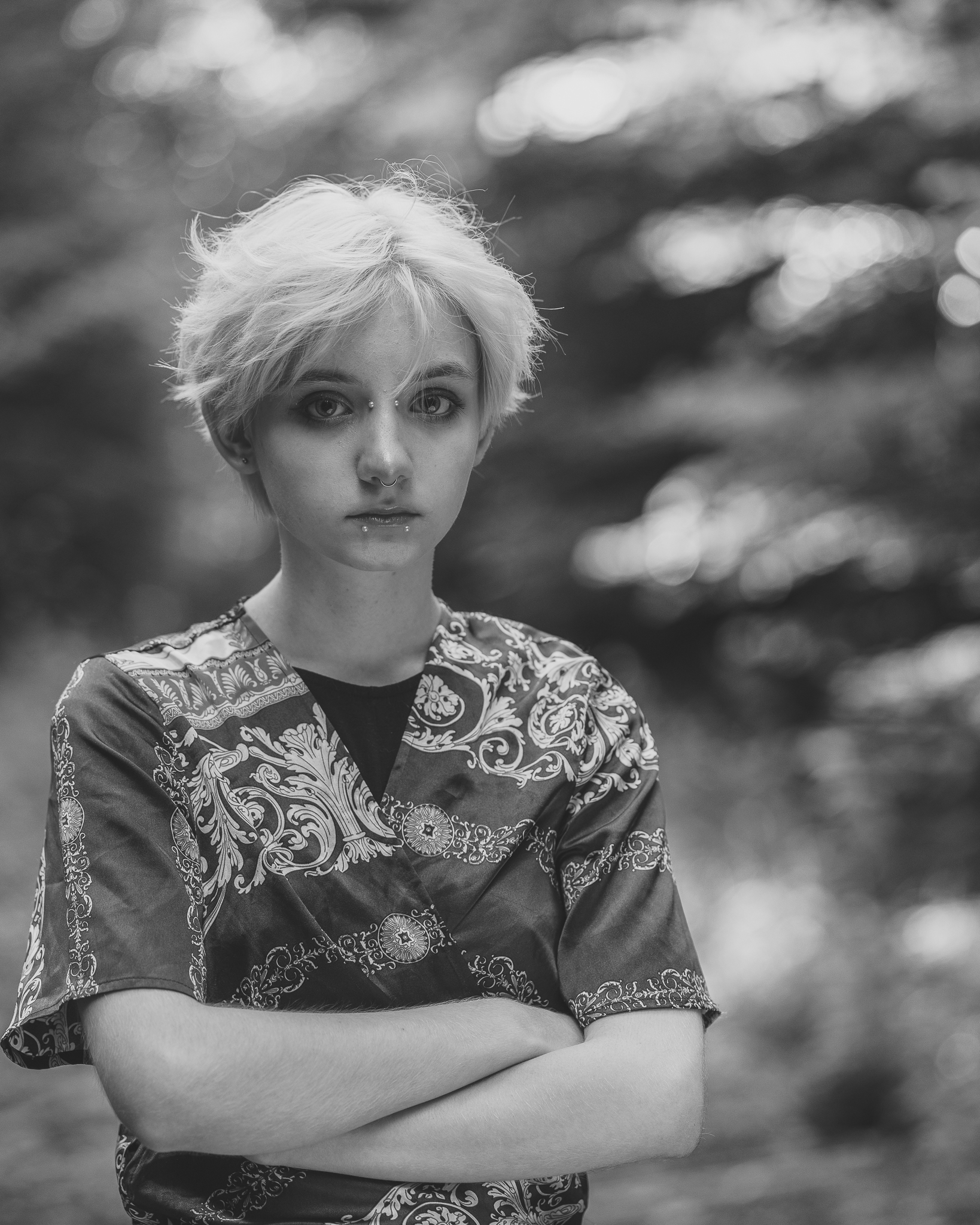 Portret czarno-biały w lesie