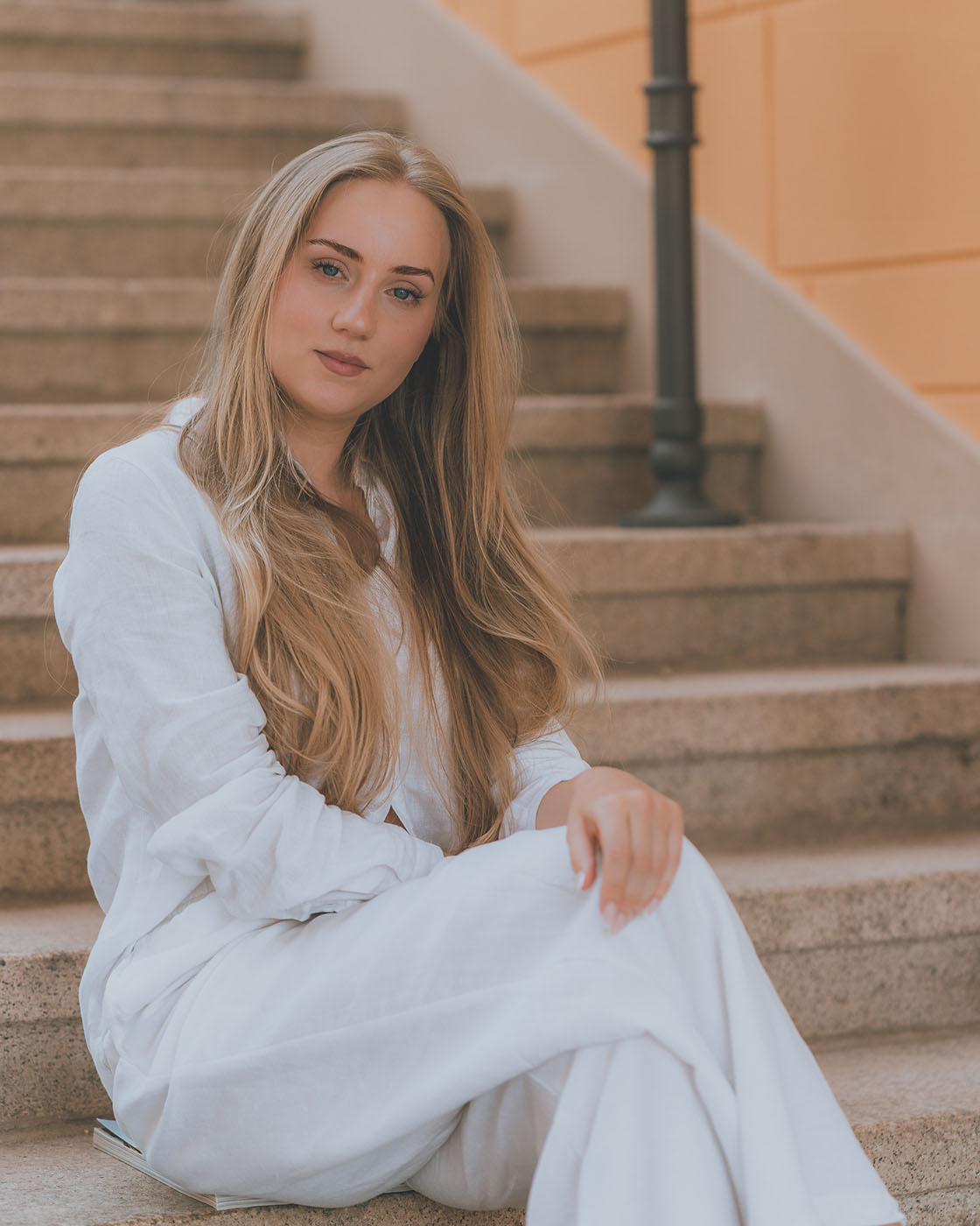 elegancki outfit na sesję plenerową